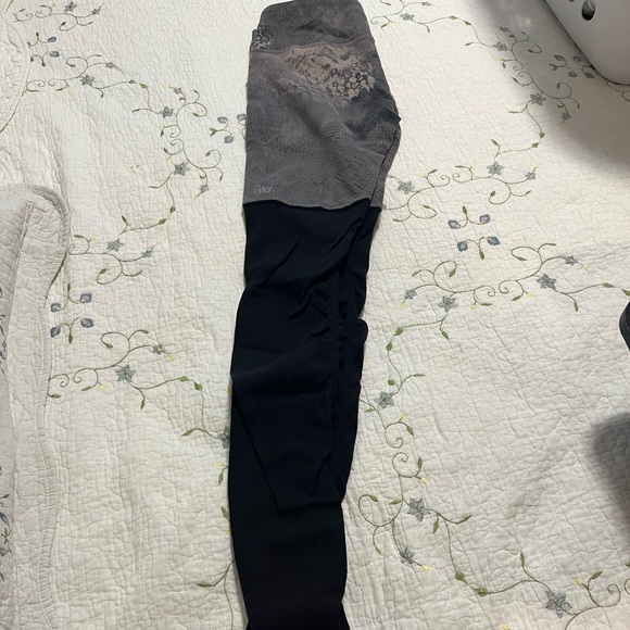 ALO YOGA “GODDESS” Legging (women’s medium) - Picture 5 of 7